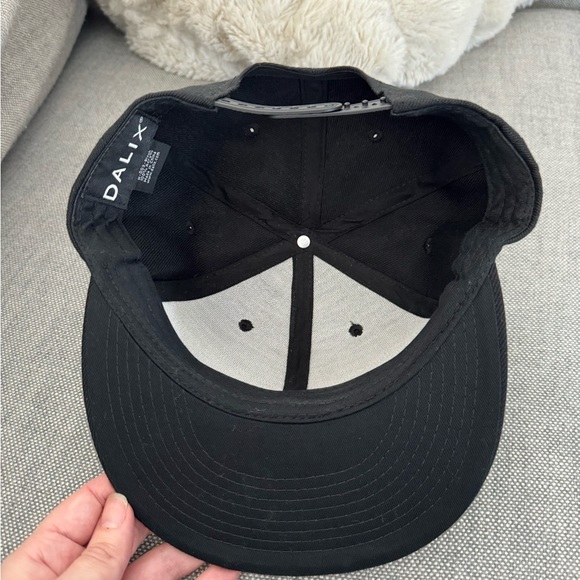 Dalix Black Snap Back Hat - Picture 4 of 4